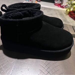 UGG Classic Ultra Mini Platform Boot
Black (big girl size 5)